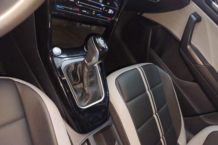 Used Volkswagen T-ROC 2024 300TSI DSG Two-Wheel-Drive Chen Guang Edition Gear Lever