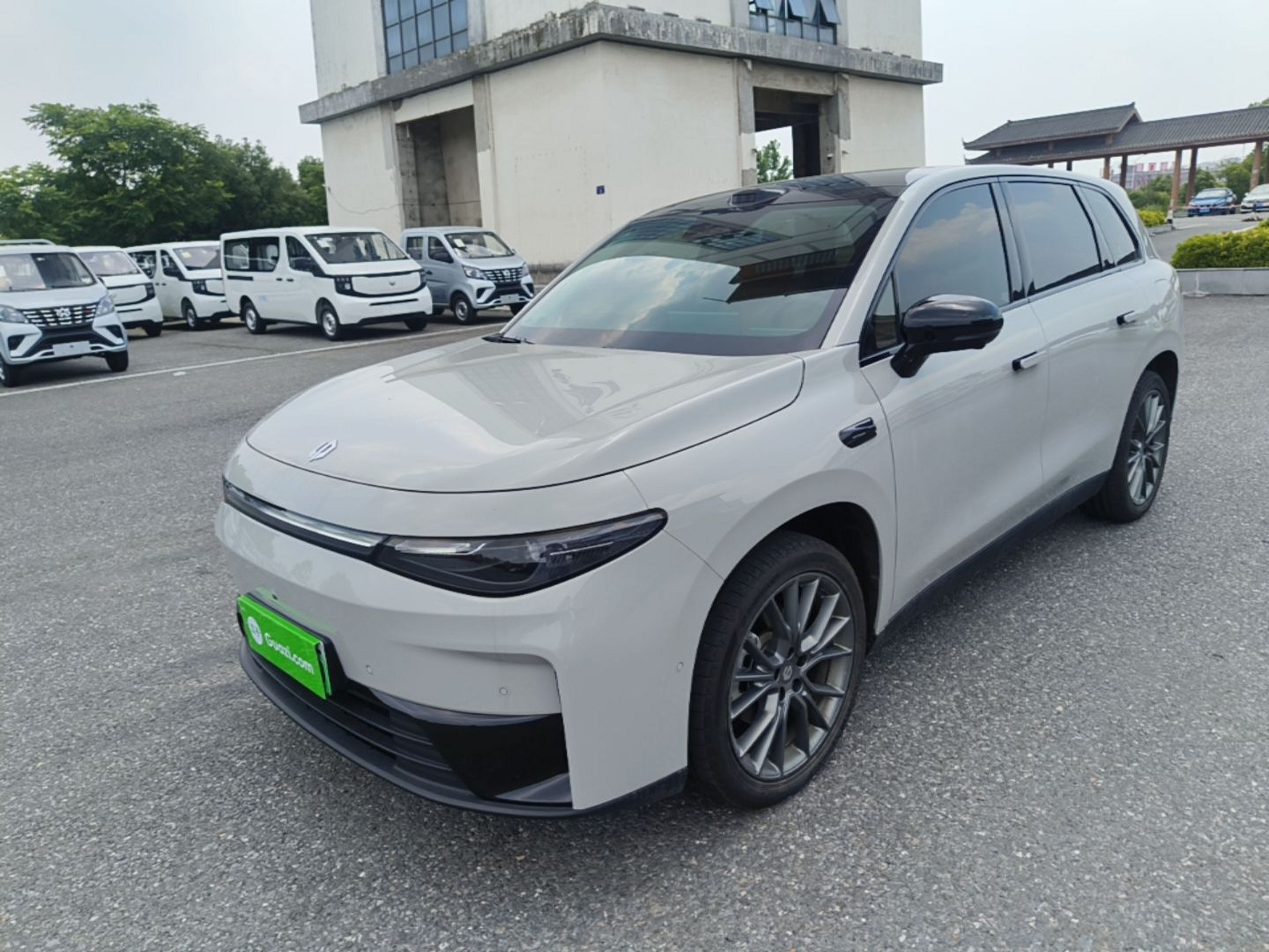 Unter der Vorderseite des Autos