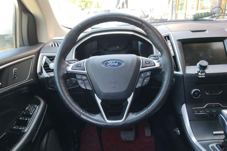 Used Ford Edge 2015 2.0T GTDi Two-Wheel-Drive High-Line Version
