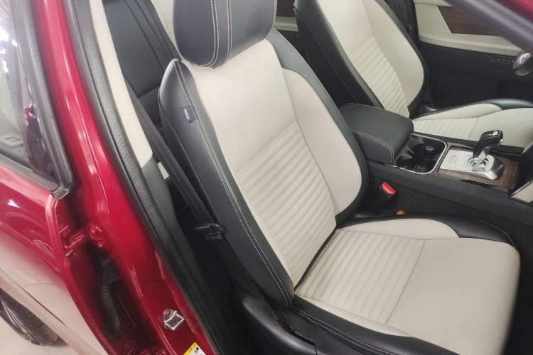 Used Land Rover Discovery Sport 2020 249 PS R-Dynamic Performance Tech Edition 7 Seats Right Front Seat