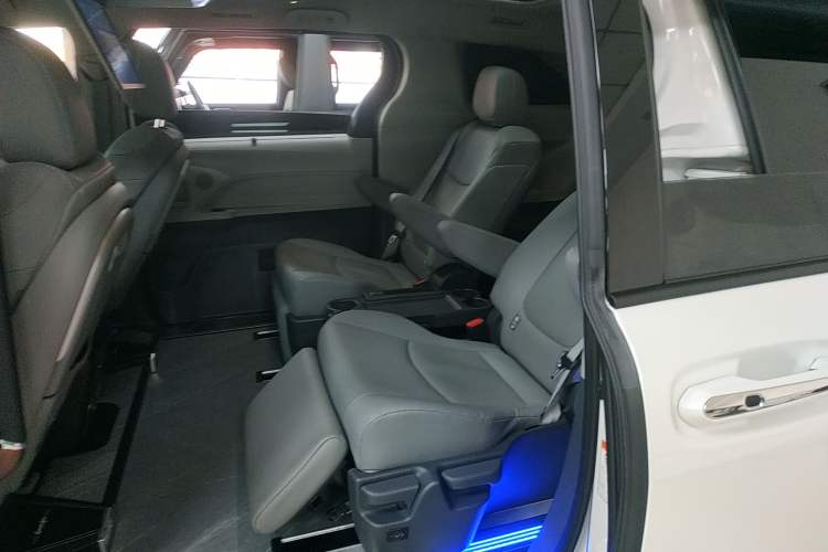 Used Toyota Granvia 2023 2.5L Hybrid Prestige PLUS Edition
