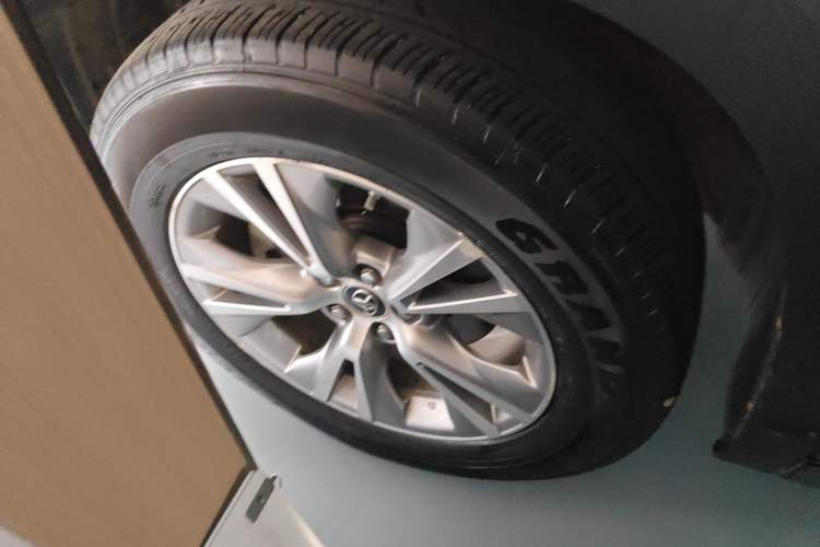 Used Toyota Highlander 2017 2.0T Two-Wheel Drive Elite Version 7 Seats Left Front Wheel Hub