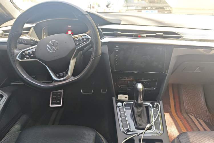 Used Volkswagen FAW-Volkswagen CC 2023 380TSI Striking Edition Center Console