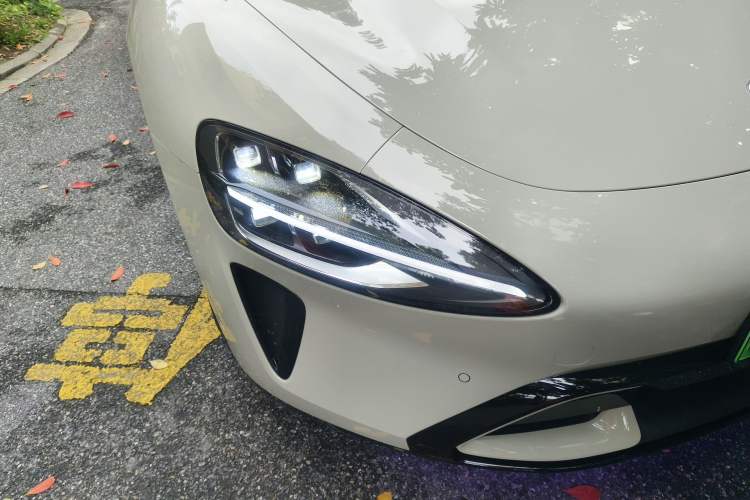 Used Xiaomi Auto SU7 2024 Four-Wheel Drive Ultra-Long Range Advanced Intelligent Driving Max Edition Right Front Headlight