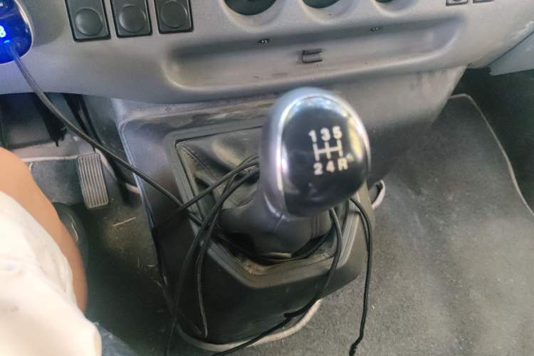 Used JMC Transit 2019 2.8T Commercial Version Long Wheelbase Mid-Roof 6-Seater Rear Single Tire China VI Emission Standard – JX493