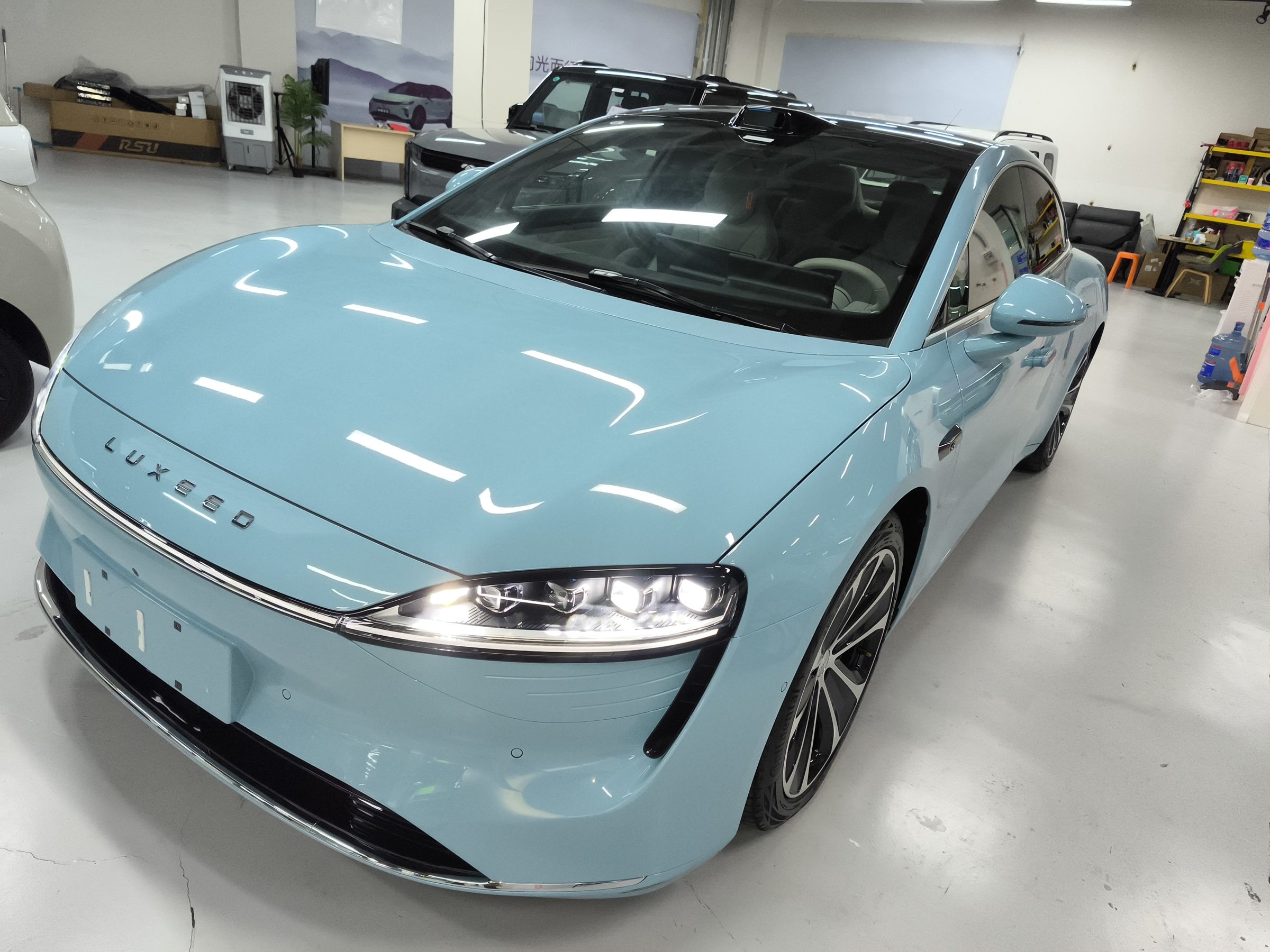 تحت مقدمة السيارة