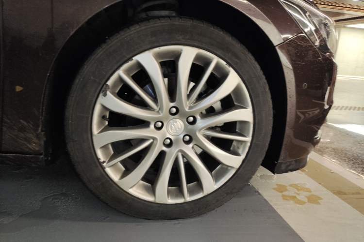 Used Buick LaCrosse 2018 28T Luxury Model Right Front Wheel Hub