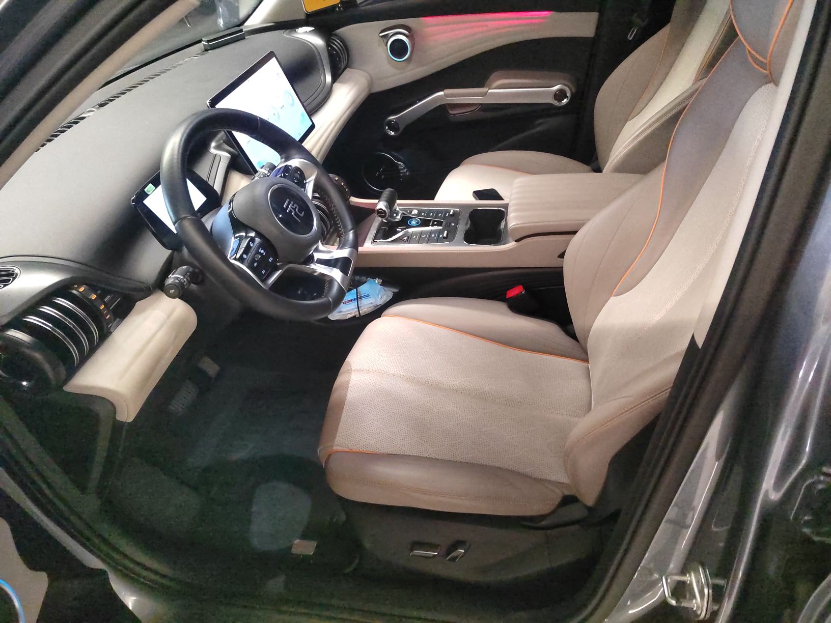 المقاعد الأمامية داخل السيارة