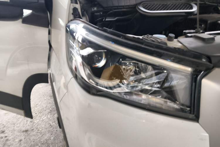 Used SAIC MAXUS Xintu V90 2020 2.0T Manual Yunjie Version Front-Wheel Drive with Single Rear Tire Short Wheelbase High-Roof Design 6-Seater