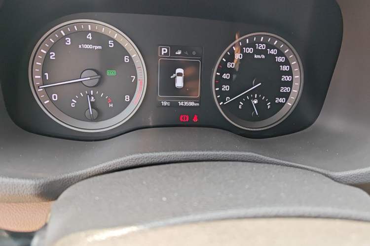 Used Hyundai Tucson 2015 1.6T Dual-Clutch Two-Wheel-Drive Leading Model Odometer Close Up