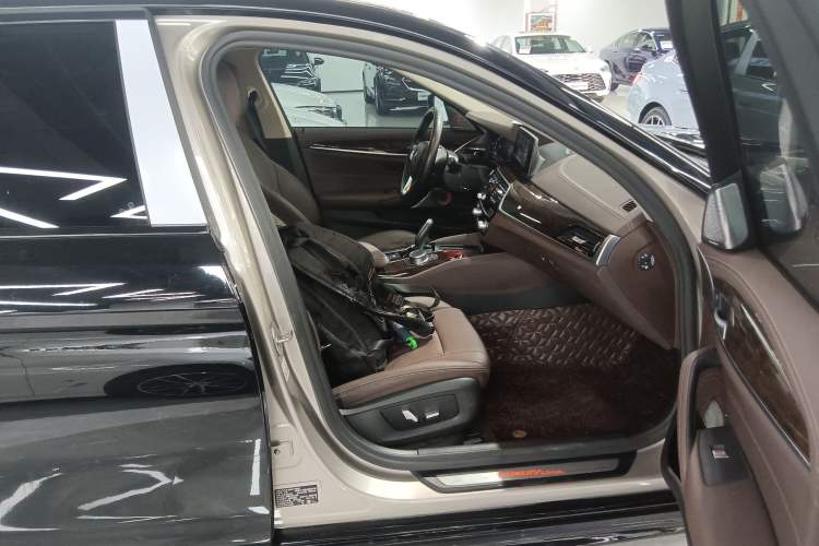 Used BMW 5 Series 2020 525Li Luxury Package Right Front Seat