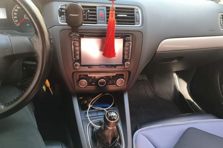 Used Volkswagen Sagitar 2012 1.6L Manual Comfort Model Audio And AC Panel