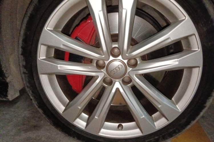 Used Audi A6L 2018 30th Anniversary Edition 45 TFSI quattro Sport model Right Front Wheel Hub