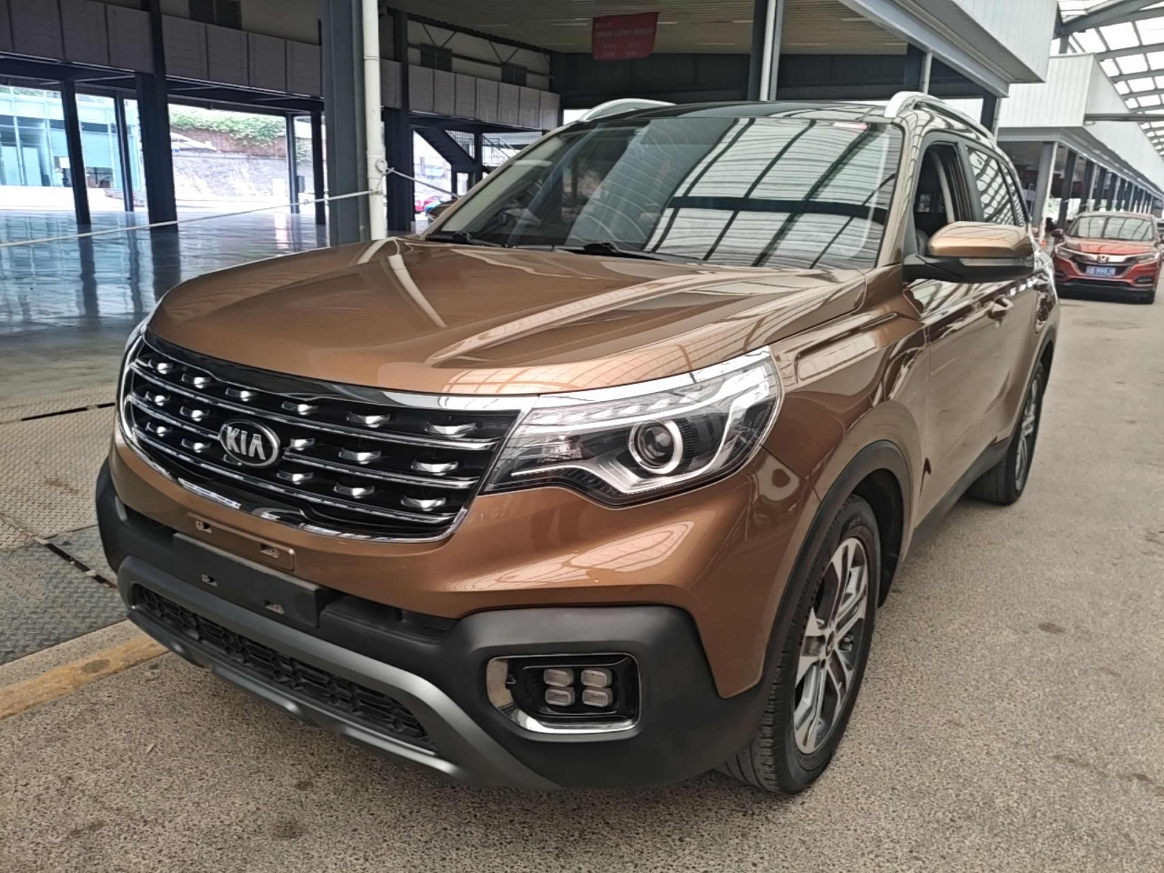 Под передней частью автомобиля