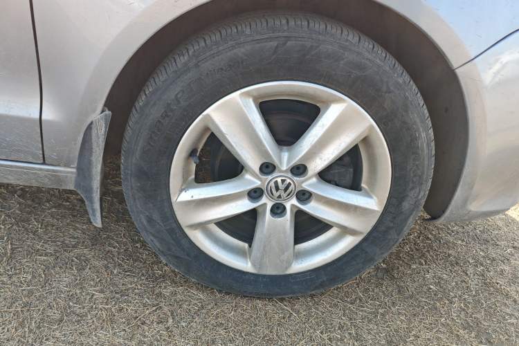 Used Volkswagen Polo 2011 Jingqu 1.6L Manual - Real Cool Edition Right Front Wheel Hub