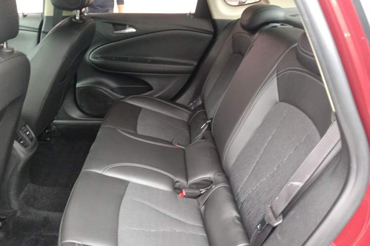 Used Buick Verano 2018 Sedan 20T Dual-Clutch Leading Model Left Rear Seat