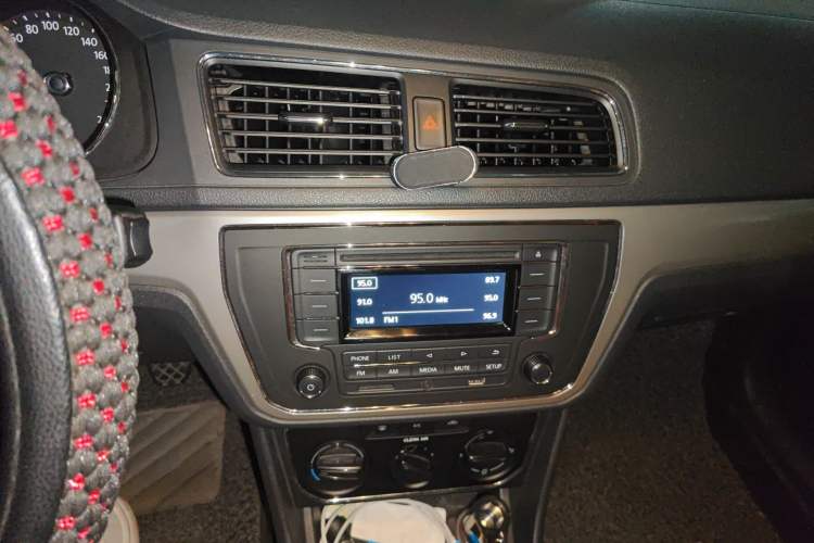 Used Volkswagen Lavida 2015 1.6L Manual Comfort Edition Audio And AC Panel