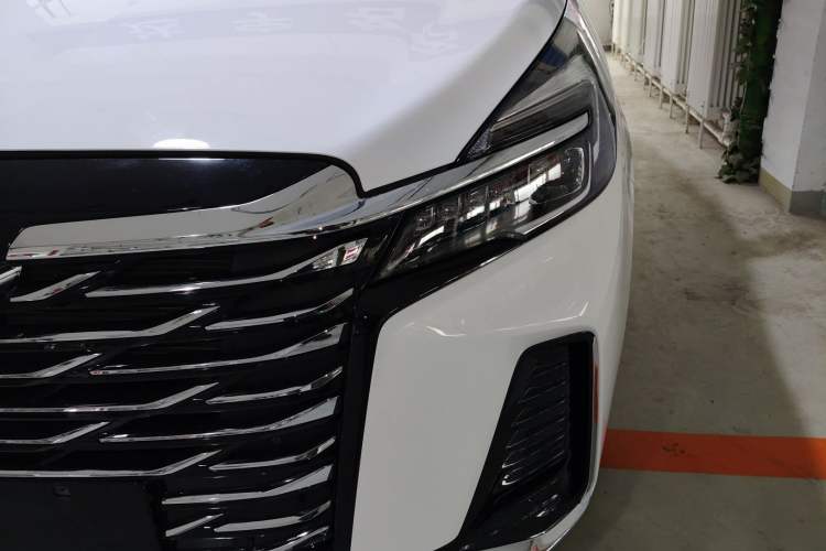 Used Buick GL8 2023 Facelifted Land Cruiser Executive Luxury Version
