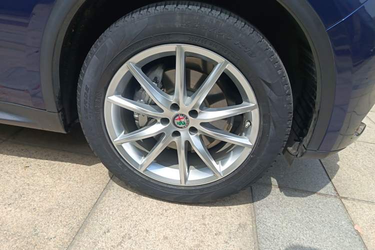 Used Alfa Romeo Stelvio 2017 2.0T 280HP Luxury Edition Right Front Wheel Hub