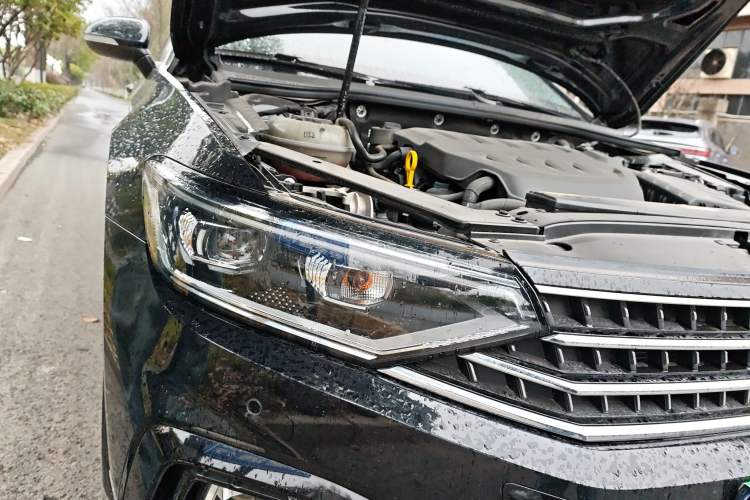 Used Volkswagen Magotan 2023 2 Million Units Commemorative Edition 330TSI DSG Luxury Version Right Front Headlight