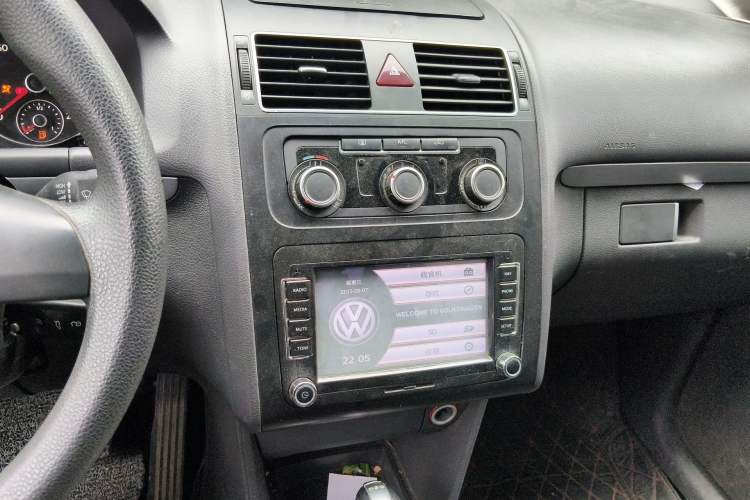 Used Volkswagen Touran 2015 1.4T DSG Comfort Edition 5 Seats Audio And AC Panel