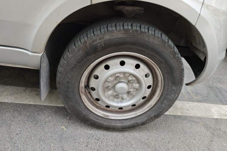 Used Wuling Rongguang 2021 1.5L Extended Standard Version with Air Conditioning – L3C Right Front Wheel Hub