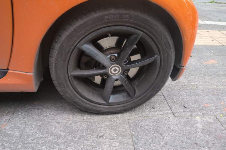 Used smart fortwo 2011 1.0 MHD Convertible Orange Edition Right Front Wheel Hub
