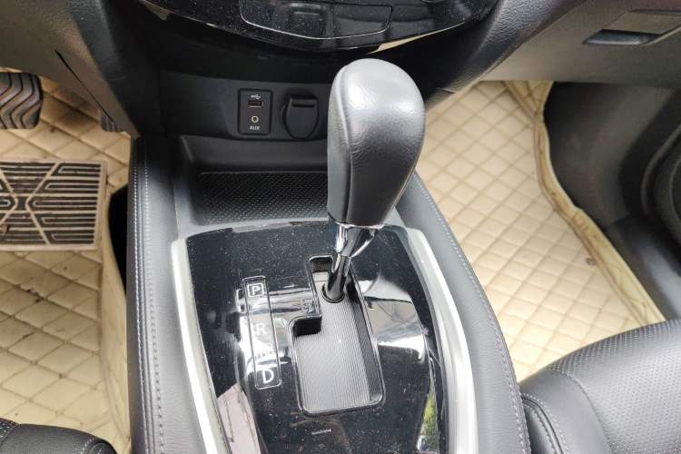 Used Nissan X-Trail 2015 2.0L CVT Comfort MAX Edition 2WD Gear Lever