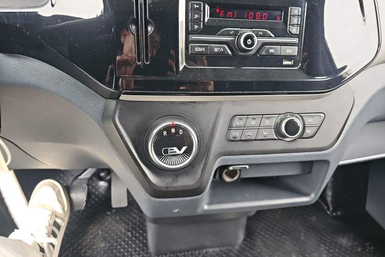 Used SAIC MAXUS EV30 2023 Pure-Electric Smart Logistics Expert with Long Wheelbase Guoxuan