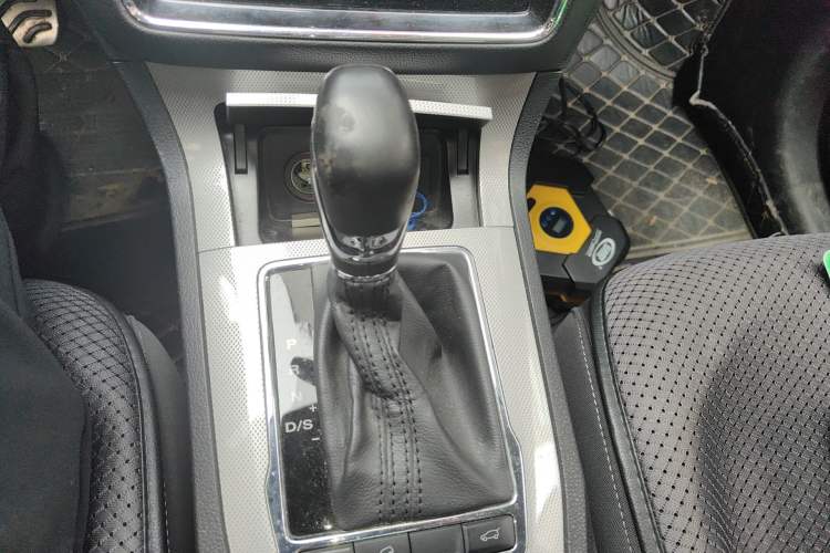 Used Roewe RX5 2017 20T Two-Wheel Drive Automatic Internet Elite Edition Gear Lever