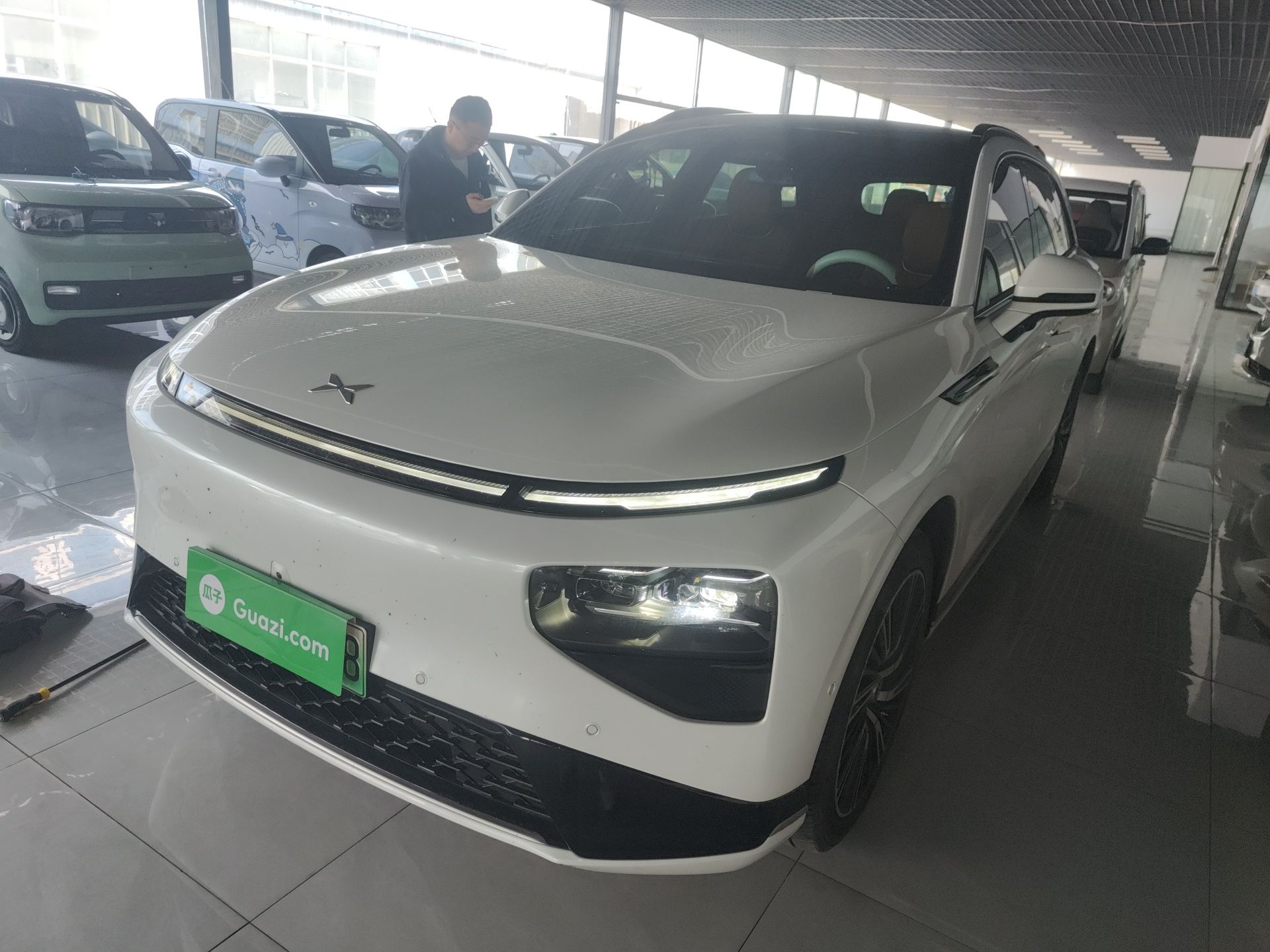 تحت مقدمة السيارة