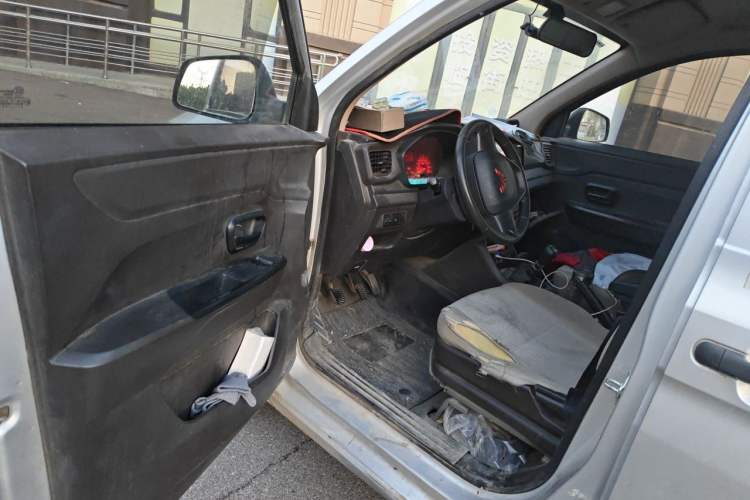 Used Wuling Hongguang V 2022 1.5L Jingqu Edition Enclosed-Window Vehicle with Hydraulic Power Steering LAR