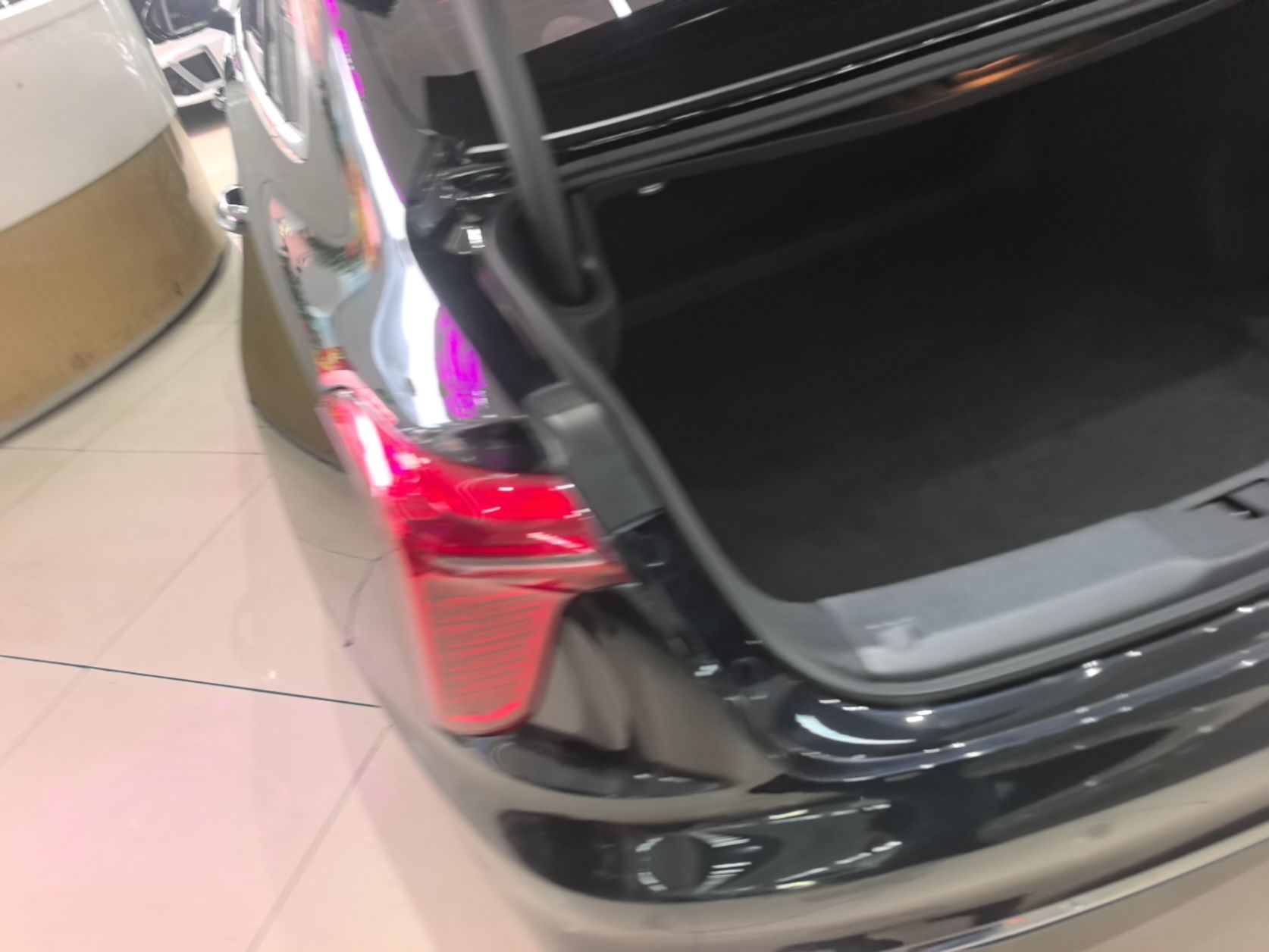 Hongqi H5 2025 2.0T Automatic Flag Edition – 500 000 Units Commemorative Version — снимка 4