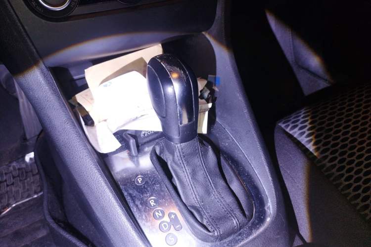 Used Volkswagen Golf 2011 1.6L Automatic Fashion Edition Gear Lever