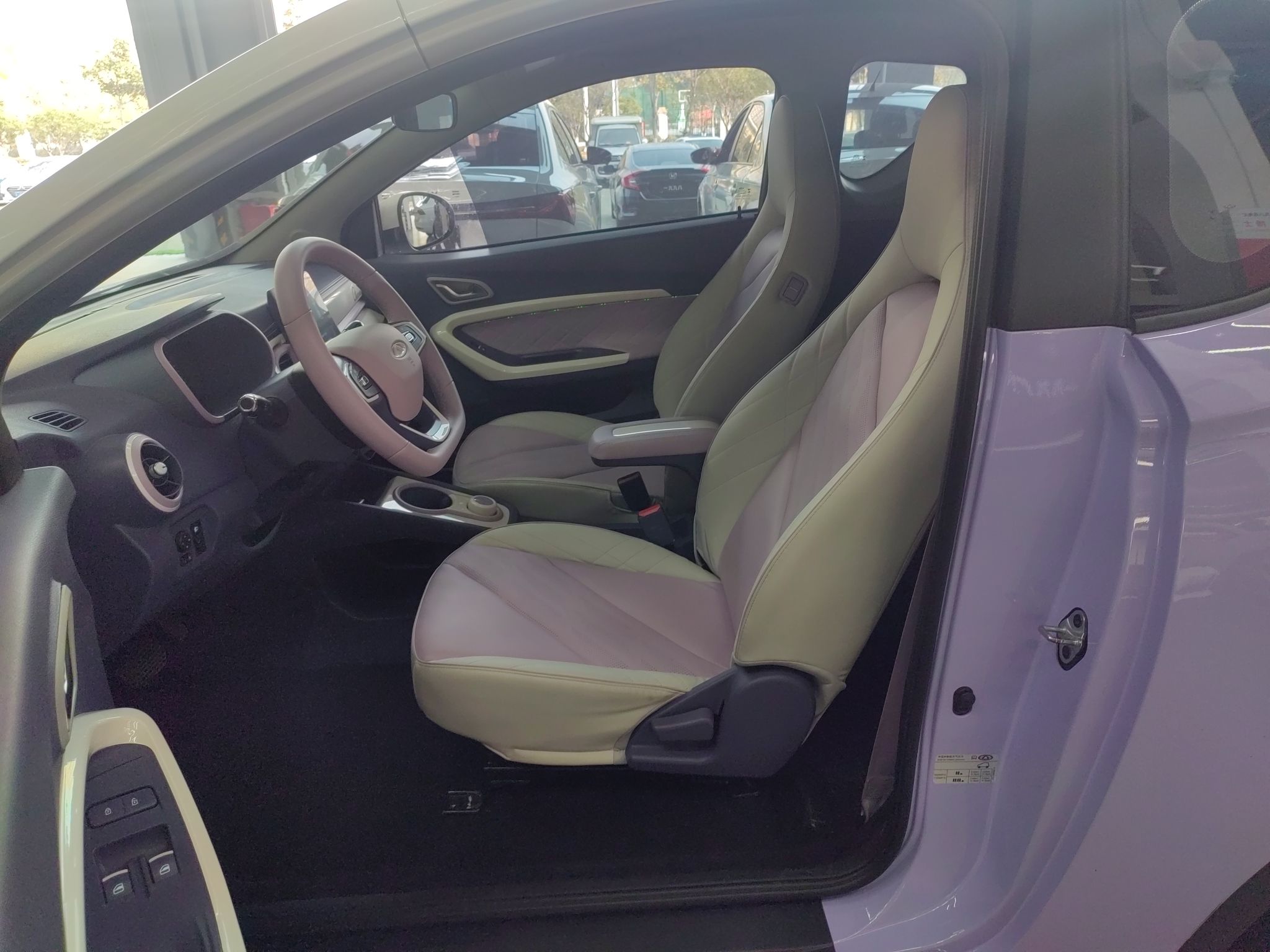 المقاعد الأمامية داخل السيارة