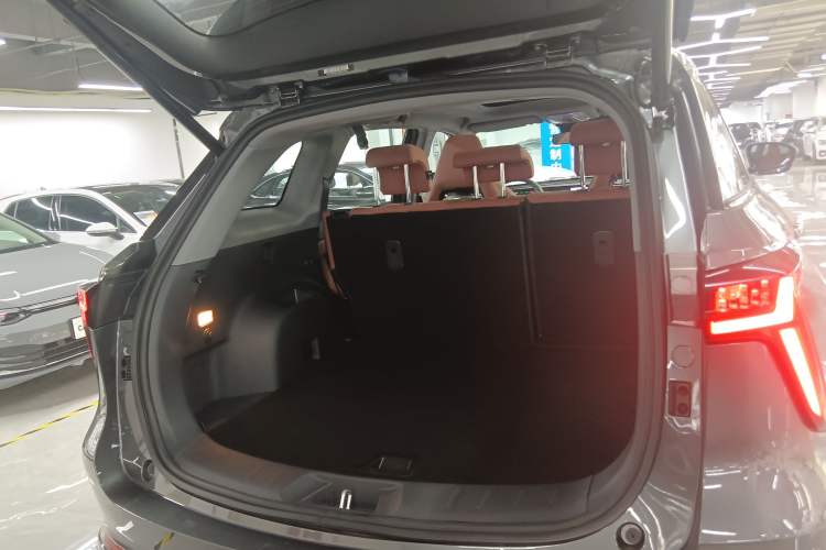 Used CHANGAN CS75 PLUS 2024 3rd Generation Champion Edition 1.5T Intelligent Drive Dynamic Model Trunk