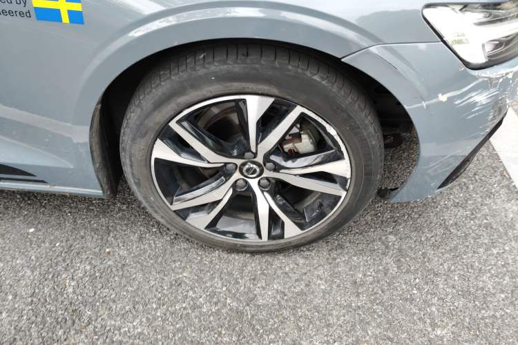 Used Volvo S60 2023 B4 Zhiyuan Sport Edition Right Front Wheel Hub