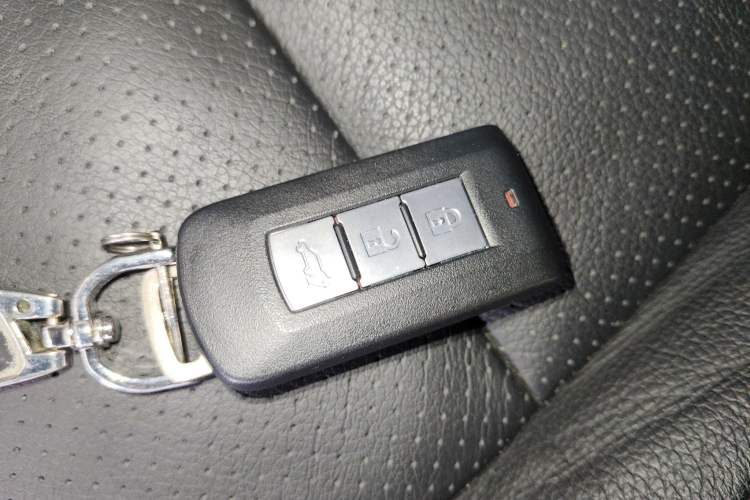 Used Mitsubishi Outlander (Import) 2014 2.4L 4x4 Deluxe Value Edition 7 Seats
