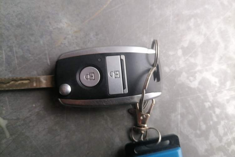 Used Dongfeng Yufeng 2023 V9+ 2.0T Manual Front-Wheel-Drive Multi-Function Mid-Roof Van with 7/8/9 Seats Vehicle Key