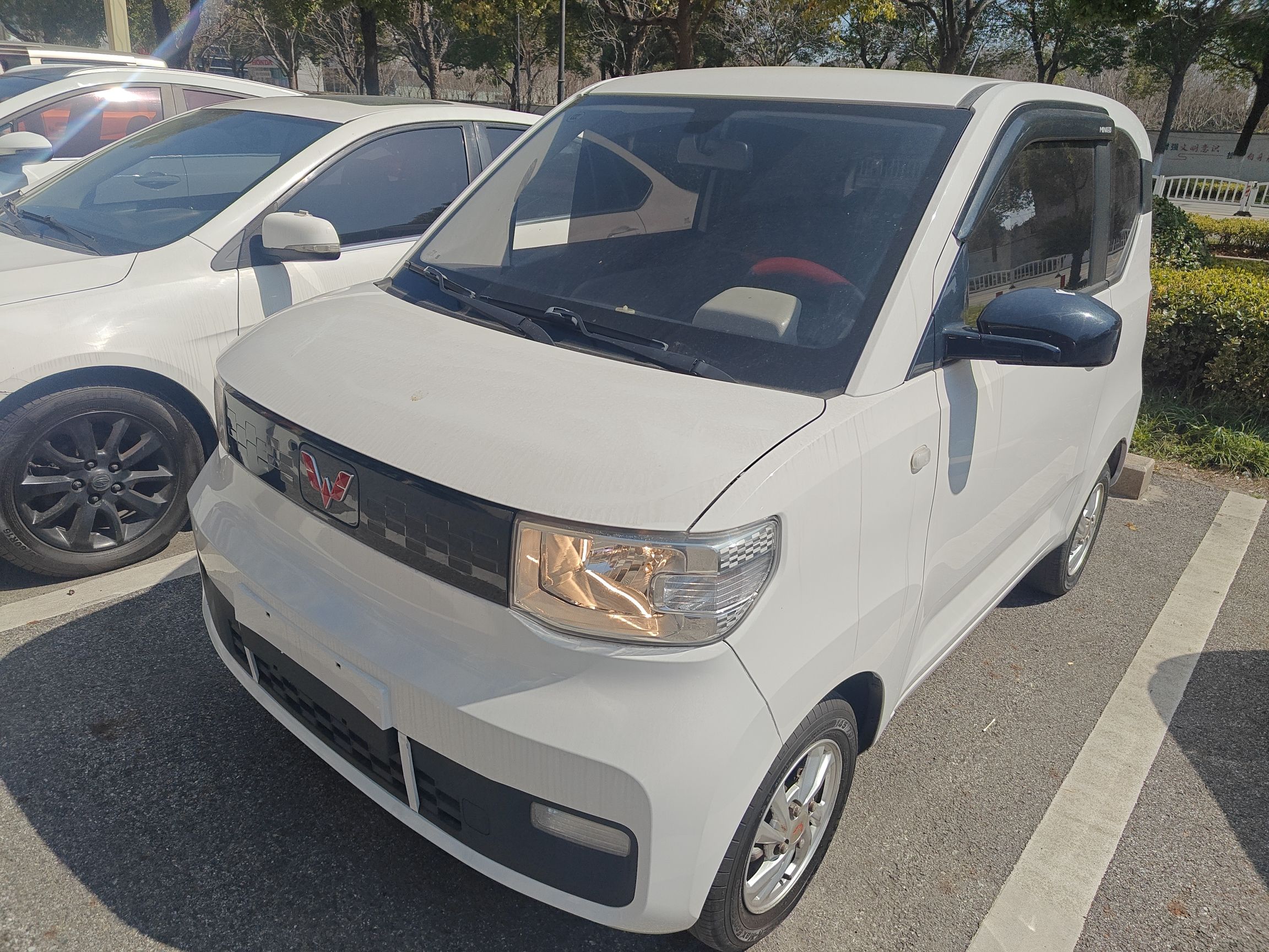 Под передней частью автомобиля