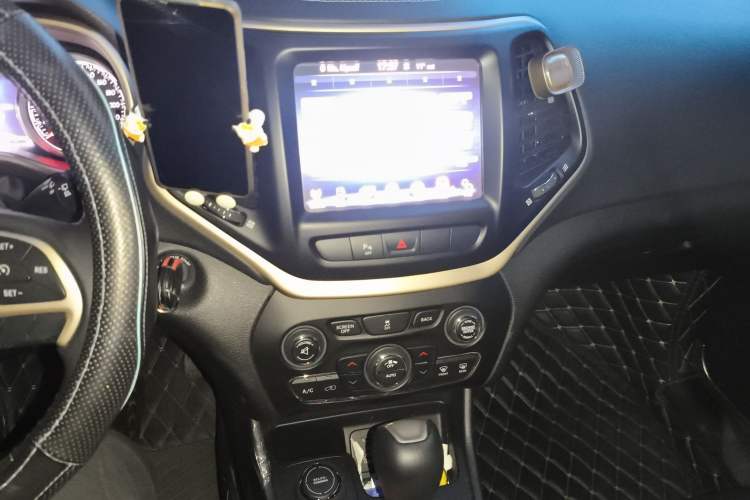 Used Jeep Cherokee 2014 2.4L Urban Edition Audio And AC Panel