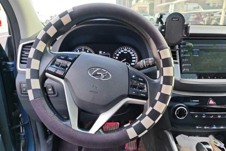 Used Hyundai Tucson 2015 2.0L Automatic Two-Wheel Drive Smart Version
