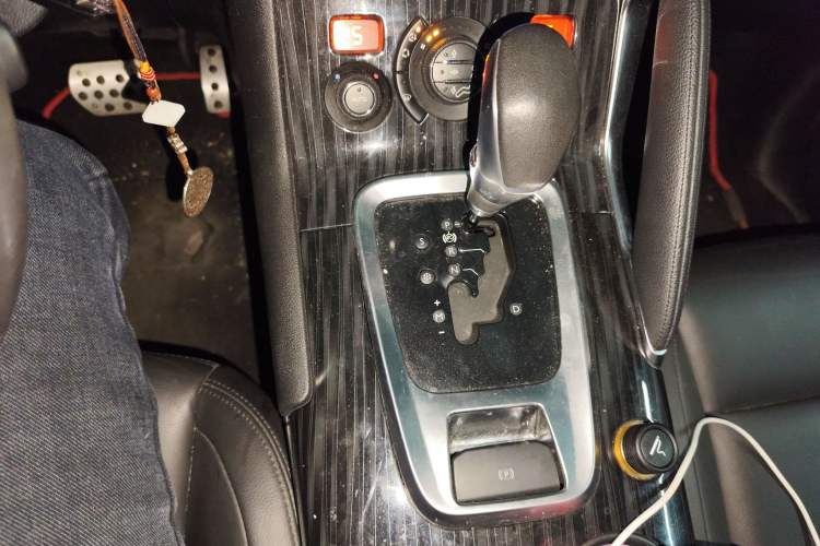 Used Peugeot 3008 2015 2.0L Automatic Trend Edition Gear Lever