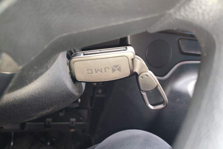 Used JMC Fushun 2025 2.0T 6MT Diesel Mid-Roof Mid-Height Commercial Multi-Purpose 7-Seater Passenger Vehicle
