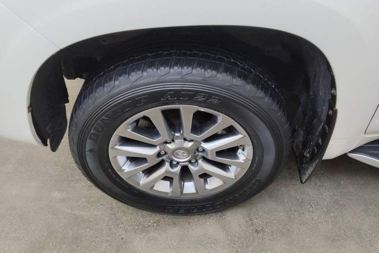 Used Toyota Prado 2018 3.5L Automatic TX-L with Rear-Mounted Spare Tire Left Front Wheel Hub