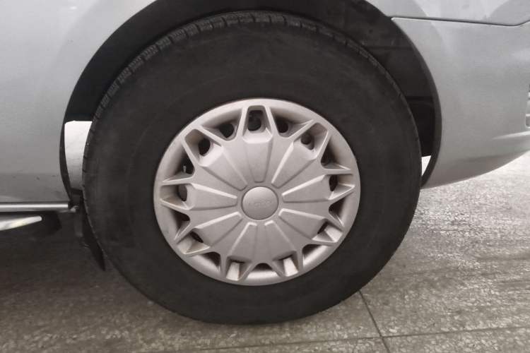 Used Ford Transit 2020 2.0T Diesel Multi-Function Commercial Vehicle Mid-Chassis Low-Roof Design with Dual Rear Doors Meeting China VI Emission Standards
