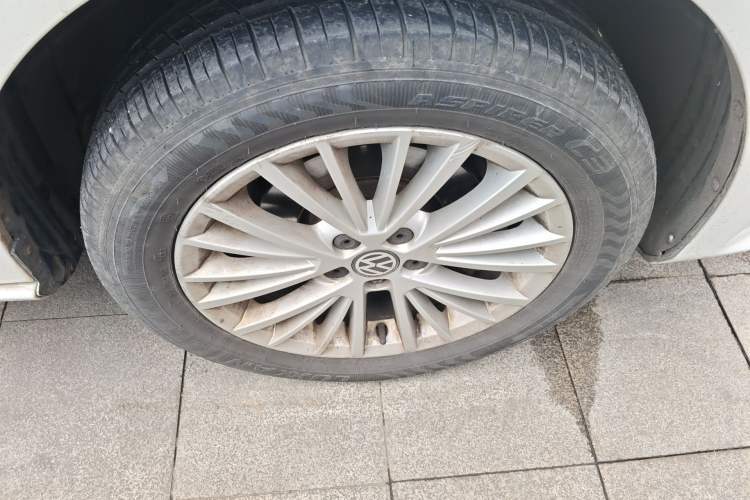 Used Volkswagen Bora 2013 1.4T Automatic Luxury Model Right Front Wheel Hub