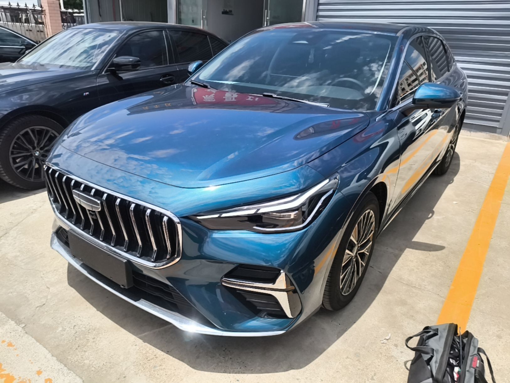 Под передней частью автомобиля