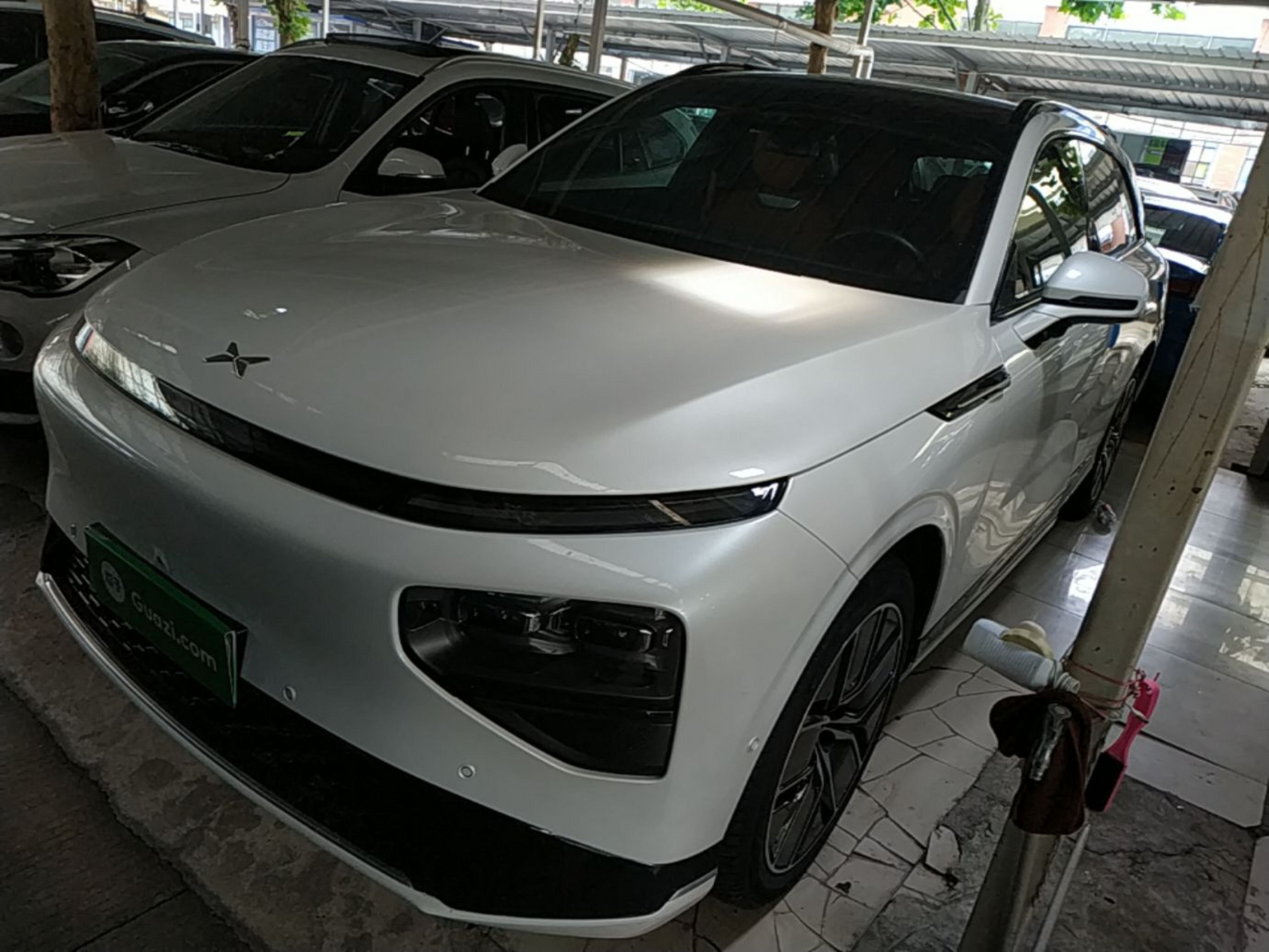 Под передней частью автомобиля