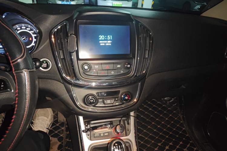 Used Baojun 560 2016 1.5T Manual Luxury Model Audio And AC Panel